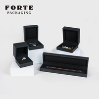 FORTE Factory Beliebte schwarze Luxus-Leder-Schmuckschatulle mit individuellem Logo. Schmuckverpackungsbox für Ringanhänger-Armband