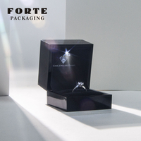 Forte Neuestes Design, schwarz glänzend, Klavierlackmalerei, LED-Schmuckverpackungsbox, Ringaufbewahrungsbox mit individuellem Logo-Aufdruck und LED-Licht